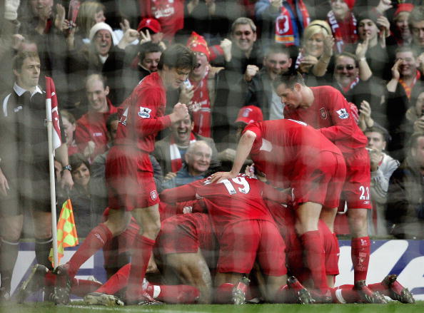 欧冠决赛用球谍照：包含白+深紫，灵感来自举办城市布达佩斯（欧冠决赛官方用球曝光：白与深紫配色，设计灵感取自布达佩斯）