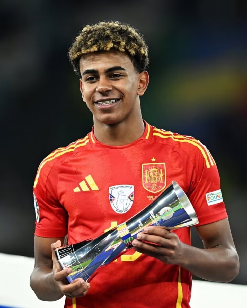 腿软！男子在1800米高空踢球：球场无护栏 致敬C罗 最后跳伞降落（惊心动魄！男子在海拔1800米无护栏球场踢球致敬C罗，最终跳伞落地）