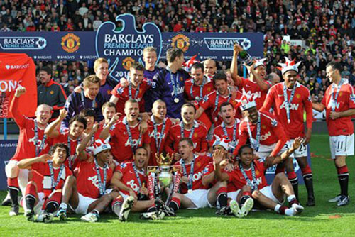 维尼修斯社媒秀恩爱：球场上风驰电掣，女友身边秒变俏皮男孩（维尼修斯社媒晒恩爱：赛场飞驰如电，女友身边瞬间变身俏皮男孩）