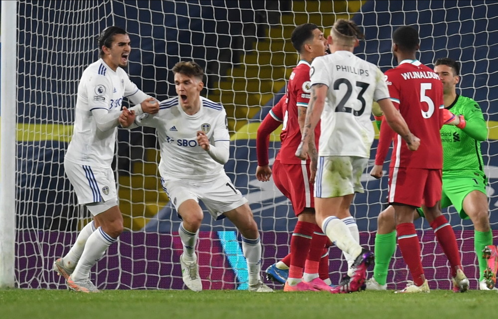 记者：谢维军在昨天的比赛中肋骨又裂了（记者透露：谢维军昨日比赛中肋骨再度骨裂）